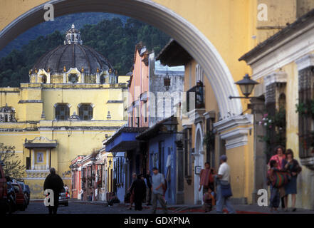 Tha Arco de Santa Catalina in der Altstadt in der Stadt Antigua in Guatemala in Mittelamerika. Stockfoto