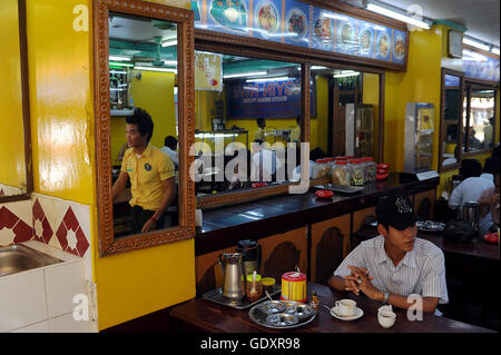 MYANMAR. Yangon. 2014. lokalen restaurant Stockfoto