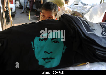 MYANMAR. Yangon. 2014. T-Shirts Stockfoto