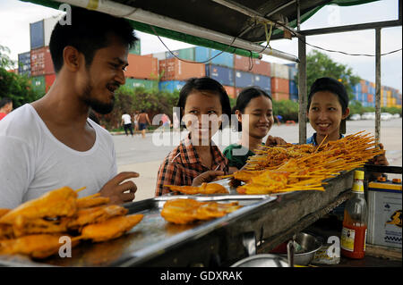 MYANMAR. Yangon. 2014. Streetfood Stockfoto