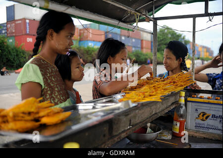 MYANMAR. Yangon. 2014. Streetfood Stockfoto