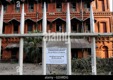 MYANMAR. Yangon. 2013. kolonialen Bahnhofsgebäude Stockfoto