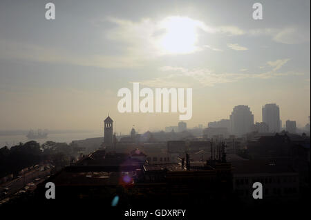 MYANMAR. Yangon. 2014. Innenstadt entlang Strand Road Stockfoto