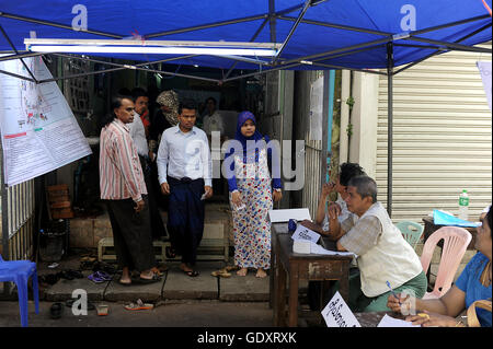 MYANMAR. Yangon. 2015. Wahltag Stockfoto