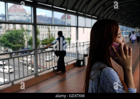 MYANMAR. Yangon. 2015. am Telefon Stockfoto