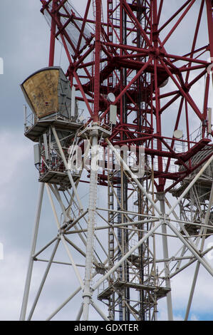 Detail der Fernmeldeturm in den grauen Wolken Stockfoto