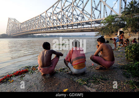 Indien. Kolkata. 2011. am Ufer des Hooghly Stockfoto