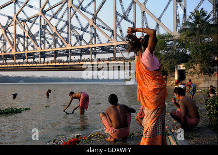 Indien. Kolkata. 2011. am Ufer des Hooghly Stockfoto