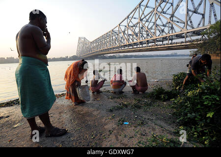 Indien. Kolkata. 2011. am Ufer des Hooghly Stockfoto