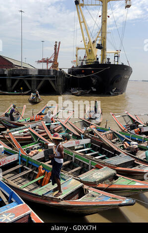 MYANMAR. Yangon. 2015. Fluss taxis Stockfoto