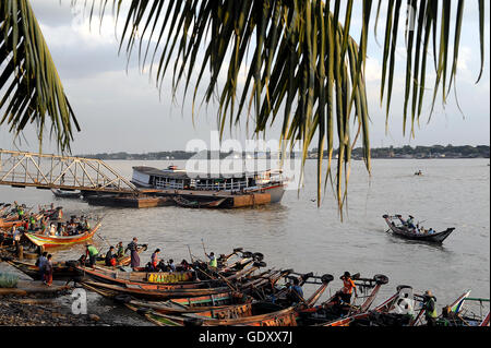 MYANMAR. Yangon. 2015. Riverside Stockfoto