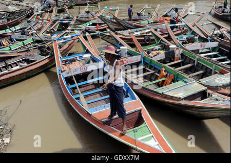 MYANMAR. Yangon. 2015. Fluss taxis Stockfoto