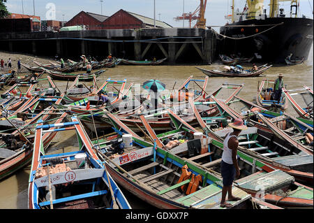 MYANMAR. Yangon. 2015. Fluss taxis Stockfoto