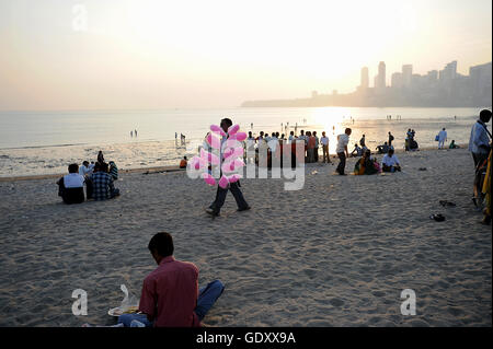 Indien. Mumbai. 2011. Zuckerwatte am Strand Stockfoto