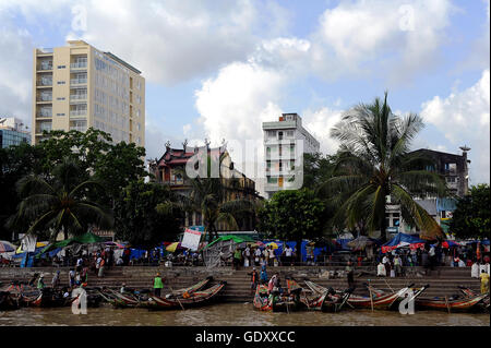 MYANMAR. Yangon. 2013. am Yangon Fluss Stockfoto