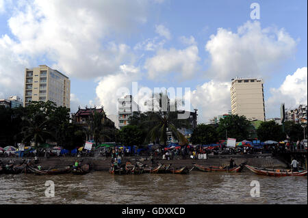 MYANMAR. Yangon. 2013. am Yangon Fluss Stockfoto