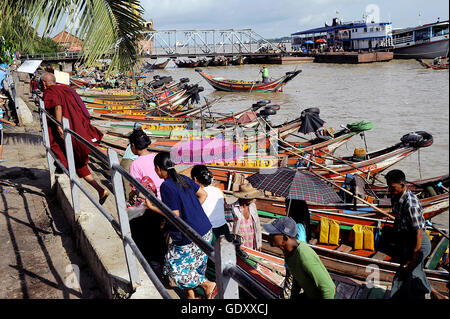MYANMAR. Yangon. 2013. Fluss taxis Stockfoto