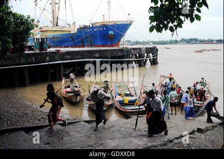 MYANMAR. Yangon. 2013. Fluss taxis Stockfoto