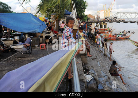 MYANMAR. Yangon. 2014. am Flussufer Stockfoto