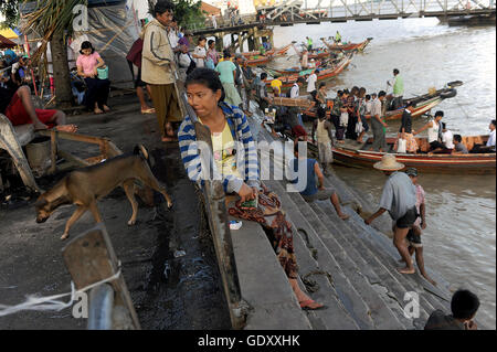 MYANMAR. Yangon. 2014. Fluss taxis Stockfoto