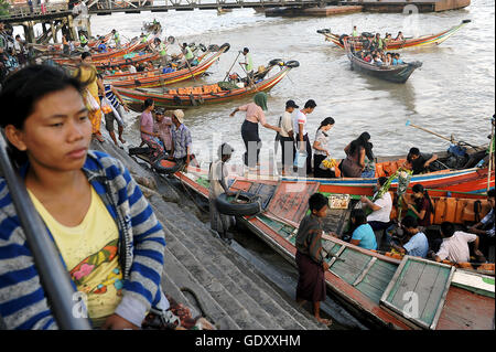 MYANMAR. Yangon. 2014. Fluss taxis Stockfoto