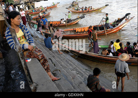 MYANMAR. Yangon. 2014. Fluss taxis Stockfoto