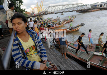 MYANMAR. Yangon. 2014. Fluss taxis Stockfoto