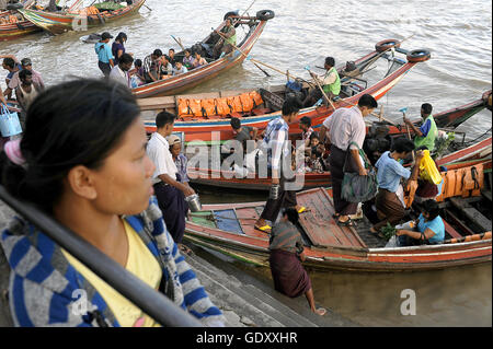 MYANMAR. Yangon. 2014. Fluss taxis Stockfoto