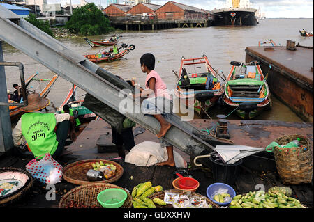 MYANMAR. Yangon. 2014. am Flussufer Stockfoto