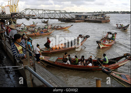 MYANMAR. Yangon. 2014. Fluss taxis Stockfoto