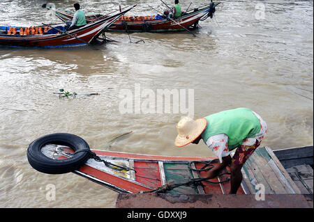 MYANMAR. Yangon. 2014. Fluss taxis Stockfoto