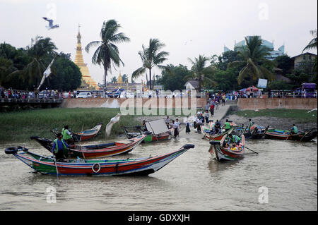 MYANMAR. Yangon. 2014. Fluss taxis Stockfoto