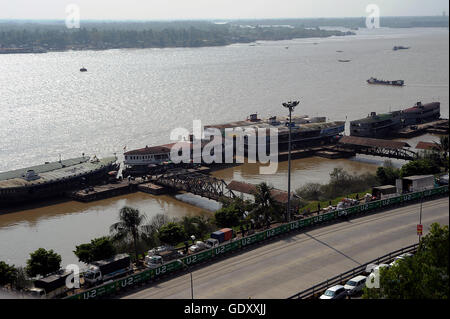 MYANMAR. Yangon. 2013. Fähren auf dem Fluss Stockfoto