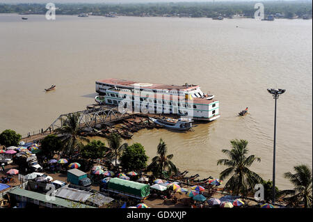 MYANMAR. Yangon. 2013. Schiffe auf dem Fluss Stockfoto