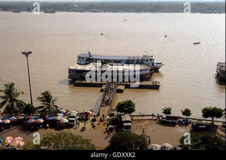 MYANMAR. Yangon. 2013. Schiffe auf dem Fluss Stockfoto