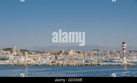 Blick auf die Stadt Cannes und dem alten Hafen. Côte d'Azur, Cannes, Frankreich Stockfoto