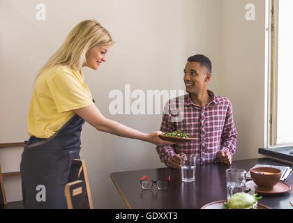 Gut aussehender Mann in veganes restaurant Stockfoto