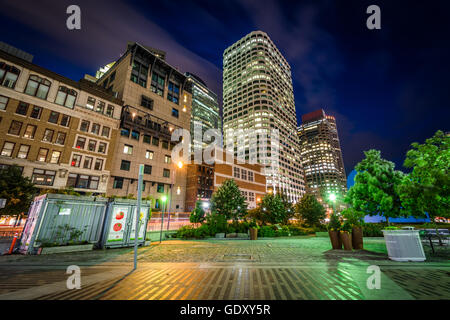 Hochhäuser und die Federal Reserve Plaza Park in der Nacht, im Financial District, Boston, Massachusetts. Stockfoto