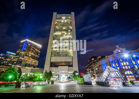 Die Federal Reserve Bank of Boston und Federal Reserve Plaza Park in der Nacht, im Financial District, Boston, Massachusetts. Stockfoto