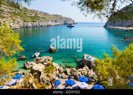 Mit Blick auf den schönen Strand von Anthony Quinn Bay Rhodos Griechenland Europa Stockfoto