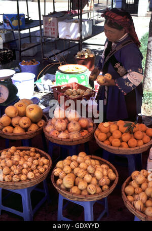 Eine lokale Sani-Markt an der Steinwald in Lunan Yi Nationalität autonome Grafschaft - China. Stockfoto