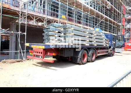 20. Juli 2016, LKW-Ladung von Materialien auf der Baustelle in Cardiff, bauen neue Unterkünfte für Studenten Stockfoto