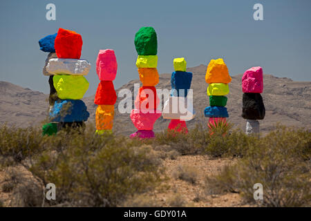 Jean, Nevada - sieben Magic Mountains, eine Kunst im öffentlichen Raum-Installation in der Wüste in der Nähe von Las Vegas, vom Schweizer Künstler Ugo Rondinone. Stockfoto