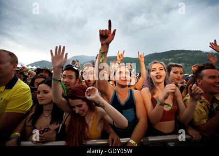 Konzertbesucher beim Musikfestival Pemberton.  Rock-Konzert-Publikum. Konzert im Freien.  Rock-Fans Masse. Stockfoto