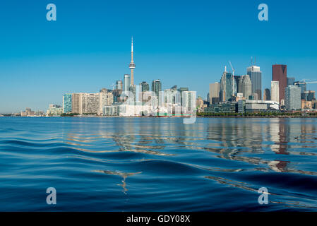 Toronto Skyline vom Ontario-See im sonnigen Morgen Stockfoto