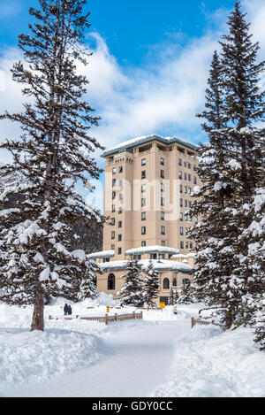 Chateau Lake Louise in den kanadischen Rocky Mountains in Winter, Alberta, Kanada Stockfoto