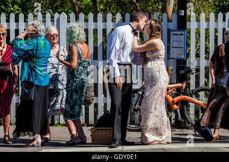 Opera-Fans warten Lewes Haltestelle für den Shuttlebus zum mitnehmen zum nahe gelegenen Glyndebourne Opera House, Lewes, Sussex, UK Stockfoto