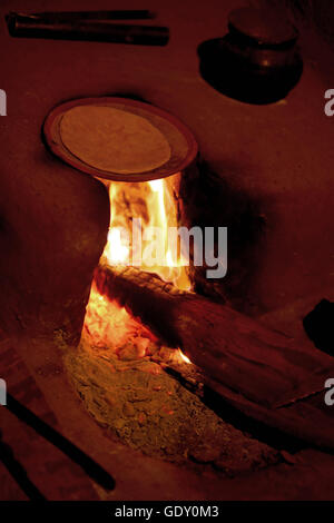 Roti-Herstellung auf traditionelle Weise, Jaipur, Rajathan Stockfoto