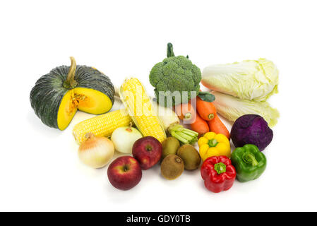 Verschiedene frische Gemüse isoliert auf weißem Hintergrund. Stockfoto