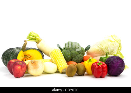 Verschiedene frische Gemüse isoliert auf weißem Hintergrund. Stockfoto